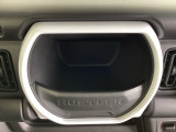 入れるものを限定せず、気軽に使える助手席前のトレー。走行中も落ちにくい形になっていてとても便利です。