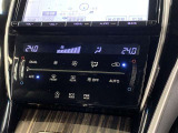 左右独立温度コントロールフルオートエアコンです。運転席、助手席それぞれで独立して温度設定ができます。