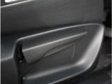 【運転席シートリフター】運転席シートリフターで座面を上げ下げできます。運転しても疲れにくい姿勢に調整できます。