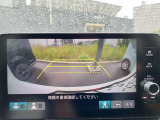 【リヤカメラ・トップビュー】真上からの映像で後方を確認でき、後退駐車や狭い場所での車庫入れも安心です。