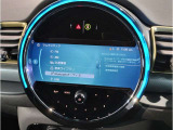 【Bluethooth接続可能】お手持ちの端末をiDriveと接続可能で御座います。お気に入りのミュージックを流しながらのドライブや、運転中の着信時などに接続していると非常に便利で御座います。