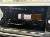 障害物との距離をセンサーで検知するパークディスタンスコントロール。音とディスプレイ表示で駐車時の安心感を高めます。