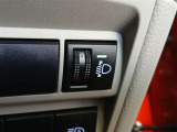 積載時に後ろが下がってライトが高くなったことによる相手車への眩惑を防止する焦点調整ができます