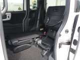 【チップアップ&ダイブダウンシート】はね上げれば高さのある荷物、倒せば長い荷物も収まります。はね上げて、倒して変化するシートで使いやすさをアレンジ。