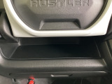 入れるものを限定せず、気軽に使える助手席前のトレー。走行中も落ちにくい形になっていてとても便利です。