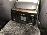 センターコンソールボックス後部には、アクセサリーコンセント(AC100V・1500W)と充電用USB端子(Type-C)2個が設置されています。後席に座る方も気軽に充電ができて便利です。