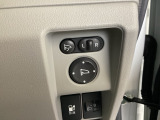 電動ミラーのスイッチです。ミラーの角度も調整できます。