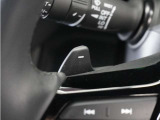 ◆減速セレクター◆ステアリングホイールの左右に取り付けられた2つのパドルスイッチで減速の強さを調整。 左側の「-」を操作すると減速を強く、右側の「+」を操作すると減速を弱くすることができます。