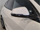 ドアミラーにはLEDウインカーが埋め込まれており、対向車からの視認性を高めております。