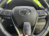 握り心地の良いステアリングホイールは、長距離運転でも疲れにくい設計です。操作性も高く、快適なドライビングを実現。