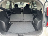 【シートアレンジ】シートを跳ね上げで荷室も広々確保出来ます。
