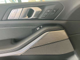 BMWの分厚いドアは、もしもの時にも搭乗者を守ってくれます。