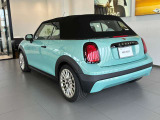MINIの内装はとにかく『円』に拘ったデザインコンセプトが一目で伝わってきます。これほど円形に拘った車は他に御座いません。伝統のデザイン、トグルスイッチなど遊び心のある内装です。