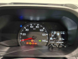 シンプルで大きく見やすい単眼メーターと様々の車両情報を表示するマルチインフォメーションディスプレイ
