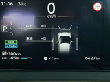2台前を走る車両を検知し注意を喚起してくれるインテリジェントFCW(前方衝突予測警報)とエマージェンシーブレーキ付きです!カメラで車両や歩行者を認識し衝突を回避、又は被害を軽減してくれます。