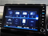【ディスプレイオーディオ】普段スマホで聴いている音楽も車内スピーカーで聴けます。スマホをつなぐには別途、ケーブル等が必要です。