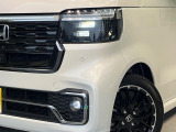 【LEDヘッドライト】悪天候や夜間走行時も良好な視界を確保し安心して運転できる高輝度LEDヘッドライトを装備!点灯速度が早く、消費電力も抑えられています。