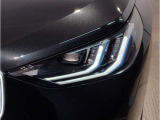 【LEDヘッドライト】先進のLEDテクノロジーを採用。放射される白色光の周波特性は太陽光に近く、バイキセノン・ヘッドライトを上回るコントラストで更に明るく輝きます!