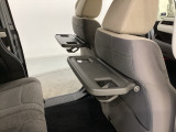 運転席・助手席の背もたれには、2列目シート用にカップホルダー付きの「格納式のシートバックテーブル」を装備しています。休憩時のちょっとした時間などカップを置いたり、小物置きに使えて便利です。