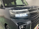 白く明るい光で夜間走行をサポートするLEDヘッドランプを搭載