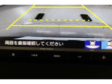 バックをするとき自動でリアの様子が映る『リアカメラ』付き!ナビ画面で確認しながらバックができ、ガイドラインで距離感がつかめるので後ろの壁も安心ですね。でも、周りへの目視も忘れないでくださいね!