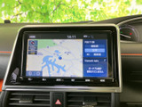 鮮明な画面で目的地をスムーズにナビゲート。直感的な操作で、運転中の確認も容易です。安心してドライブをお楽しみいただけます。
