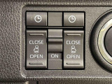 パワースライドドアウェルカムオープン機能 降車時にスイッチで予約しておけば、乗車時に電子カードキーを持ってクルマに近づくだけでパワースライドドアが自動でオープン♪