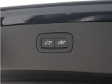 テールゲートには、スイッチ一つで開閉可能な電動開閉機能を採用。ダッシュボードとテールゲートに設置されたボタンを押すだけで自動的に開閉します。