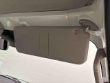 運転席(チケットフォルダー付き)・助手席サンバイザー。眩しい日差しをシャットアウト!