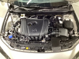 SKYACTIV-G 2.0にマイルドハイブリッドシステムを組み合わせ、乗れば乗るほど毎日の運転が楽しみになるe-SKYACTIV Gを搭載しています。エンジンルーム内の清掃も行き届いております♪