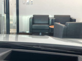 【ヘッドアップディスプレイ】現在の車速表示や目的地へのルート案内やメディア関連のリストを表示する事が可能です。視線移動を減らす事によりドライブに集中して頂けます。