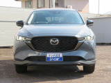マツダのミドルクラスSUVであるCX-5。魂動デザインとスカイアクティブ技術をフル搭載した初代モデルが発売され、2017年にはさらに洗練された力強い魂動デザインに進化した2代目にモデルチェンジしました。