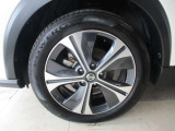 ■純正17インチアルミホイール。タイヤサイズは205/55R17です。【左右フロント/2024年51週 溝5mm。左右リヤ/2024年51週 溝6.5mm】