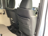運転席のシートバックに後席のヘッドレストを収納するバッグを装備