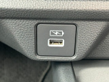 【アクセサリーソケット(電源ソケット)】電源からケーブルをつなげば、スマートフォンなどの電子機器の充電などを行うことができます!ゲーム機器や、カメラの充電にも便利ですね。