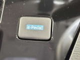 e-Pedalはアクセルとブレーキの操作を1つのペダルで行えます!加速はペダルを踏み込み、離すと自動的に減速。ブレーキペダルを使わず停止できるため、運転がよりスムーズに、燃費も向上します!