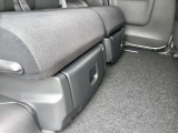 後部座席下には引き出し式のトレー「置き楽ボックス」があります。