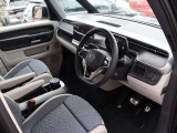 認定中古車保証1年間距離無制限の保証とロードアシスタンスサービスが全車に付帯されています。また、1年間または2年間の延長保証(有償)もご利用いただけます。
