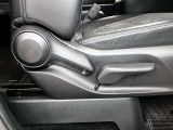 運転席シートはリクライニング機能に加えて上下にも調整可能です!