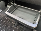 助手席下にも収納ボックスがあります。