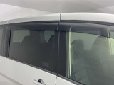 【サイドバイザー】雨の日も気にせず換気ができます。雨の日の喫煙時が非常に便利です。