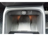 携帯電話の充電パットも備わります。対応機種であれば、パットに置くだけで、携帯電話の充電が可能です。