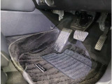 運転席フロア。体格を問わず心地よいドライビングポジションがとれるよう各ペダルが配置されています!