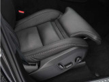 フロント二座には座面長を伸張させるエクステンション機能を搭載。シートクッションの側面にあるマルチファンクションコントロールを使用してシートクッションの長さを調節することができます。