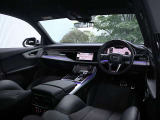 内装はシンプルに使い勝手を考え作られています。お車を運転する感覚をダイレクトに体感して頂けます。室内も広くロングドライブにも快適にお過ごしいただけます。