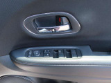 運転席側ドアの、インナードアハンドルとウィンドウなどの操作スイッチ類です。