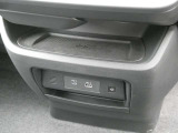 ワイヤレス充電器・USB電源ソケット付きです。