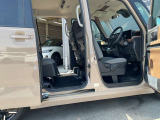 後部座席も大きなドア開口部で、大きな手すりもついてますので、小さなお子様やご高齢の方の乗り降りにも優しい仕様です。