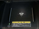 置くだけで、充電できる!ワイヤレス充電対応のスマートフォンを置くだけで充電が可能。ケーブルをつなぐ煩わしさがありません。