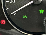ハイビームアシストは、対向車を検知し自動的にハイビームを切り替え。夜間の視界を良好にし、他車のドライバーへの眩惑を防ぎつつ、快適な運転をサポート。